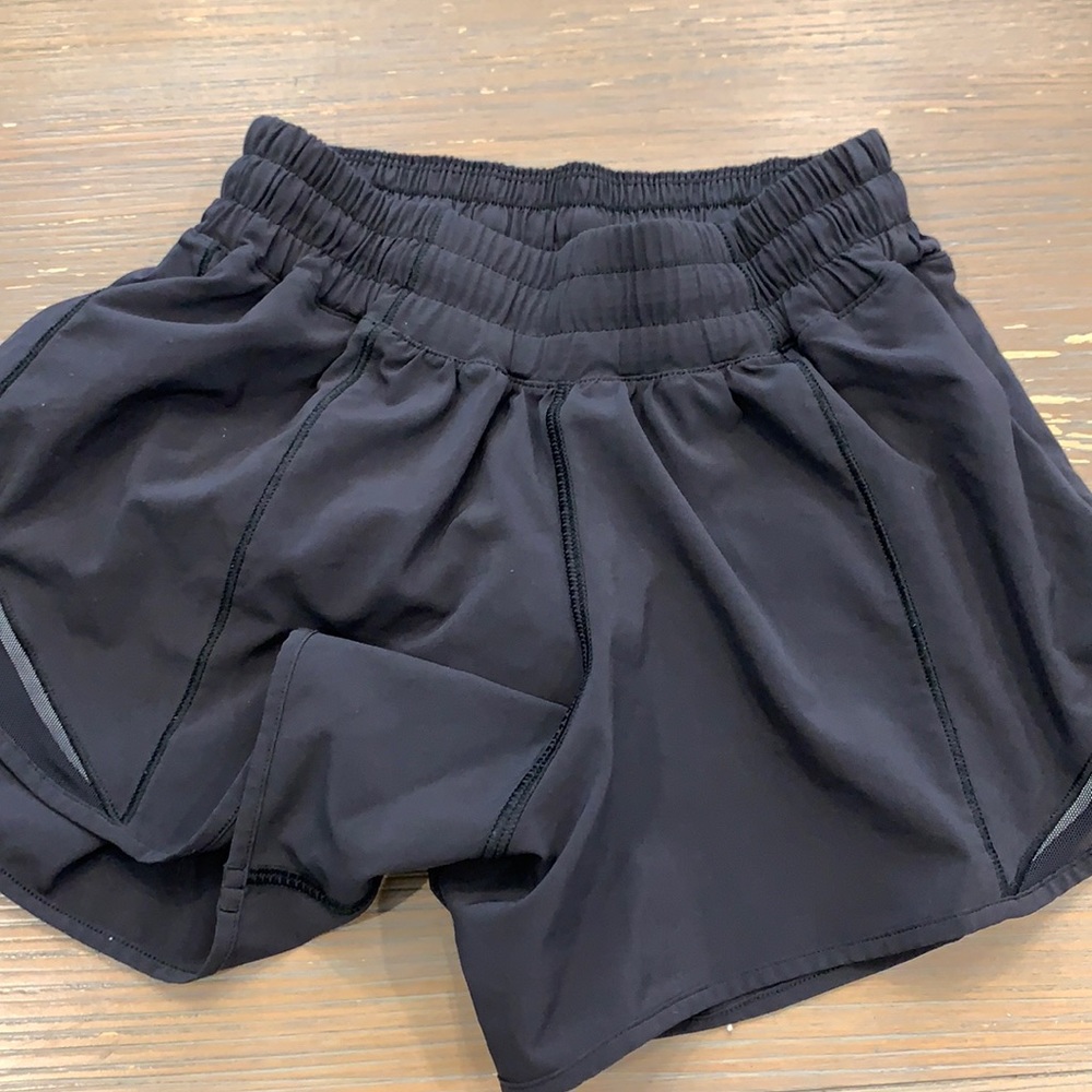 Lululemon. Black, 2.5 inch hotty hot short
